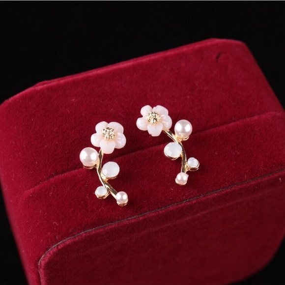 Elegant flower stud earrings - Picture 3 of 4