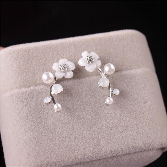 Elegant flower stud earrings - Picture 4 of 4