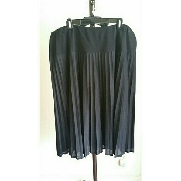 Black pleated skirt