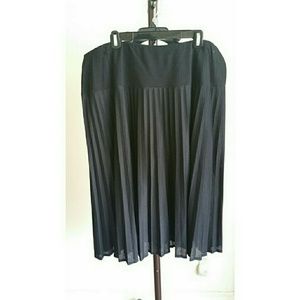 Black pleated skirt