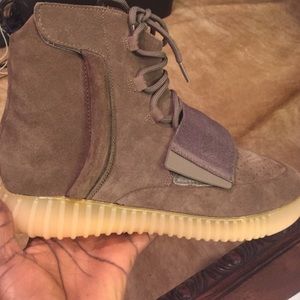 Yeezy Boost750 . 💯Authentic (original)