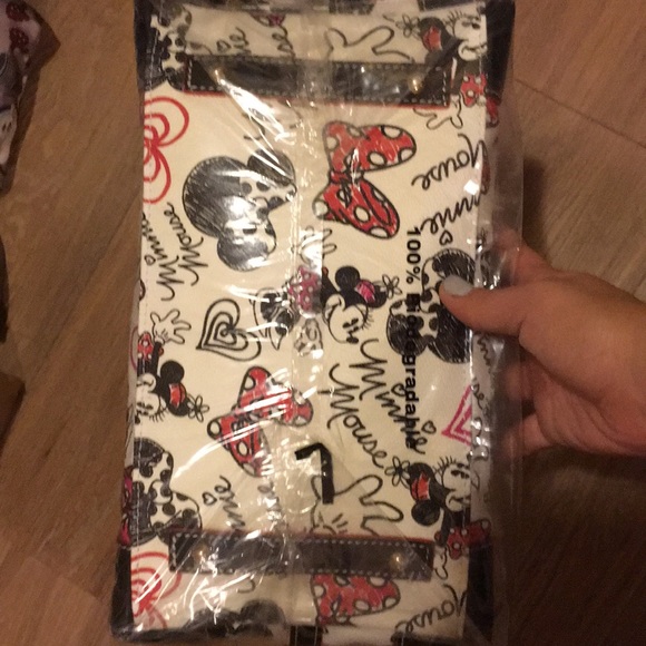 Minnie Mouse Hearts and Bows Satchel - Picture 5 of 5