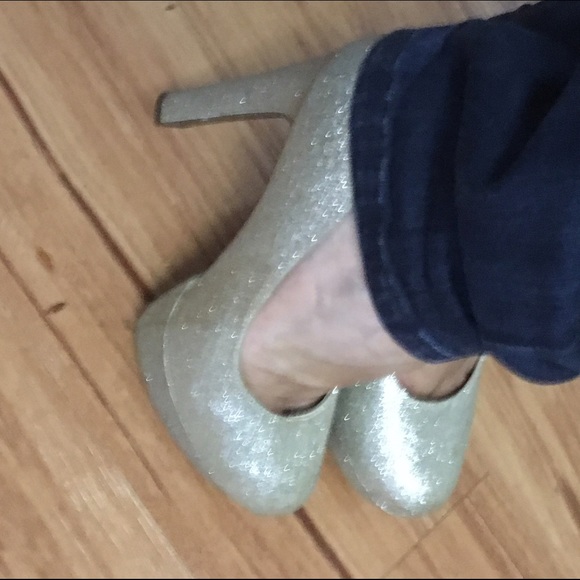 Merona Shoes - Gorgeous holiday gold pumps gold glitter!