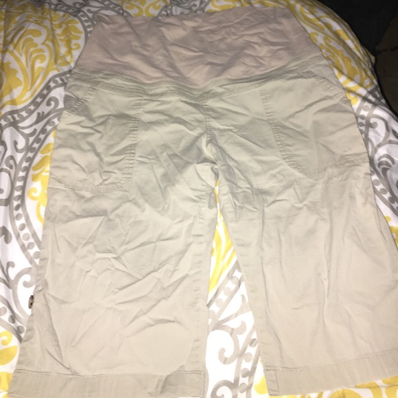 Maternity capris - Picture 1 of 2