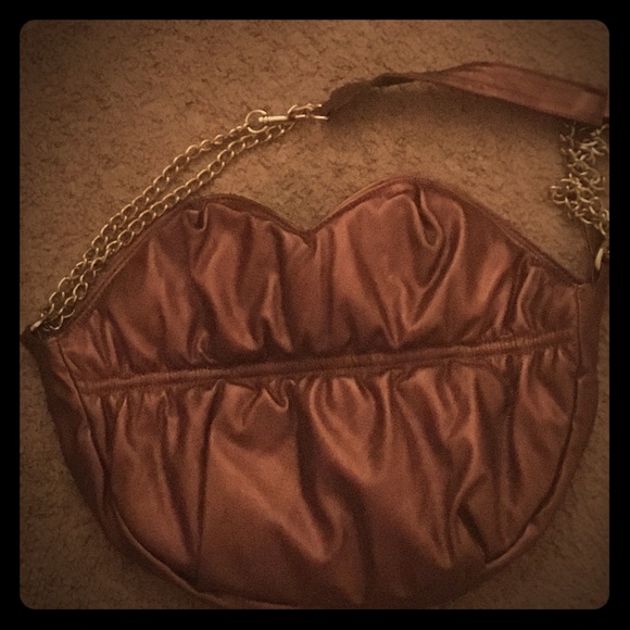 Im saying a lips purse by Selena Gomez - Picture 1 of 3