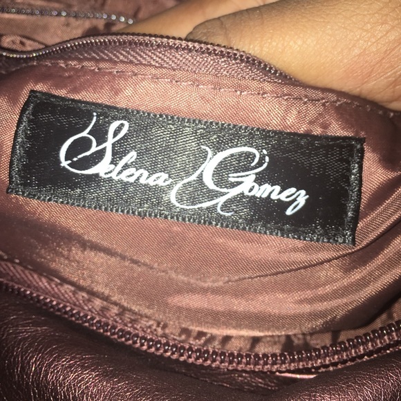 Im saying a lips purse by Selena Gomez - Picture 2 of 3