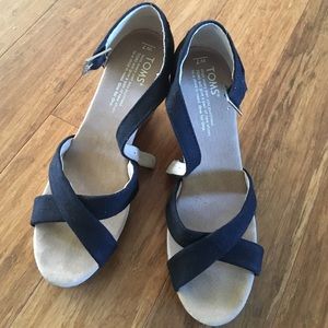 Toms black wedges