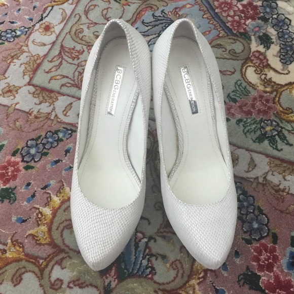 Bcbg generation white pumps