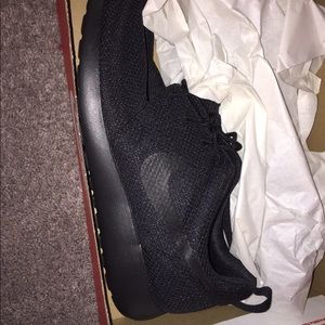 Nike roshes all black