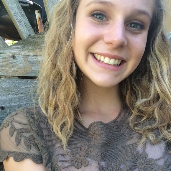 Meet your Posher, Stephanie - Picture 2 of 3