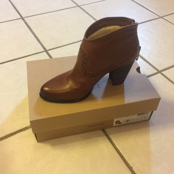 UGG short brown leather boots