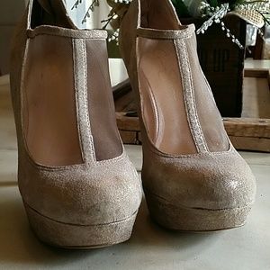 Gold/cream shimmer Jessica Simpson heel.