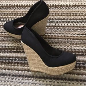 Black wedges