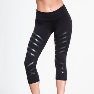 Alo Yoga Airbrush Capri - Black/Black Lineal