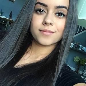 Meet your Posher, Larissa