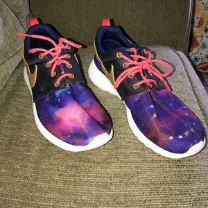 Nike roshe LIMITED ADDITION size 7y, fits women 8