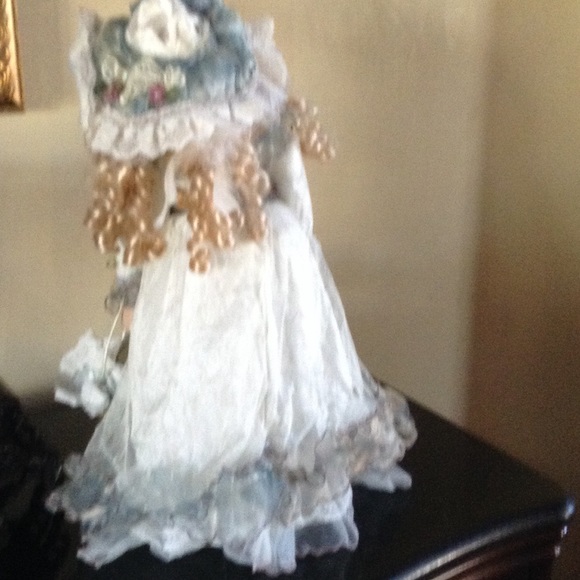 Porcelaindoll by Duck House Heirloom Dolls. - Picture 4 of 4