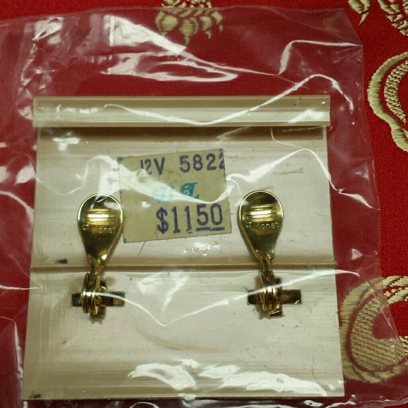 Monet clip earrings - Picture 2 of 2