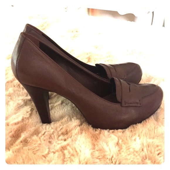 Gianni Bini brown closed toe heels