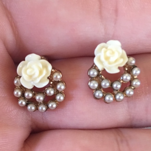 (A3) Rose Pearl Earrings - Picture 2 of 4