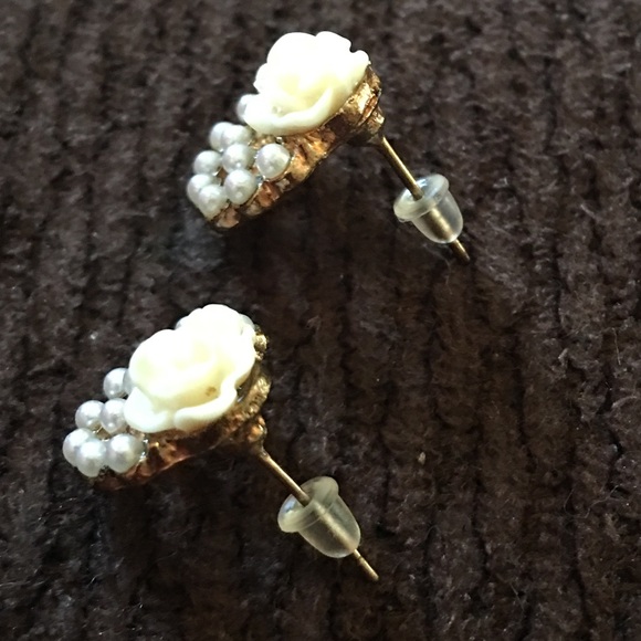 (A3) Rose Pearl Earrings - Picture 3 of 4
