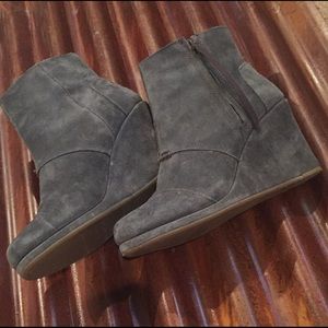 Tom's wedged booties perfect for Fall🍂