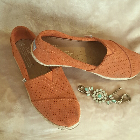 Toms Suede slip on's