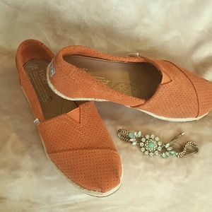 Toms Suede slip on's