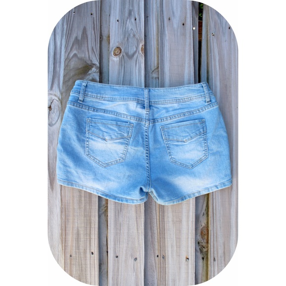 Floral mid-rise Embroidered Shorts - Picture 2 of 3