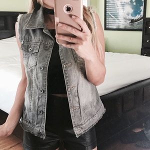Vintage Black denim vest 👏🏻❤️ M but can fit a S