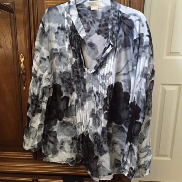 Must sell! Black & white floral Michael Kors blous