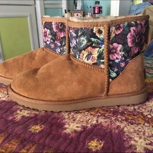 Authentic UGG mini boots (Women's 9)