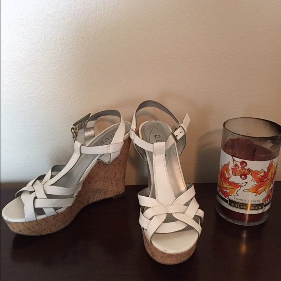 💙Genuine Guess White Wedges!💄