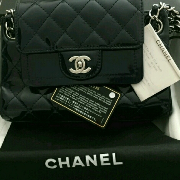 Chanel - Louis Vuitton - Moschino - - Picture 2 of 4