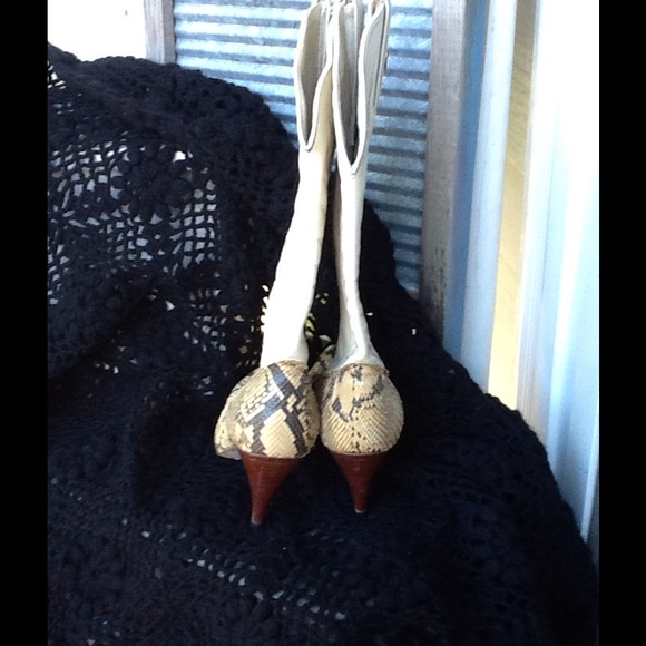 GORGEOUS LEATHER PYTHON COWBOY BOOTS - Picture 3 of 4