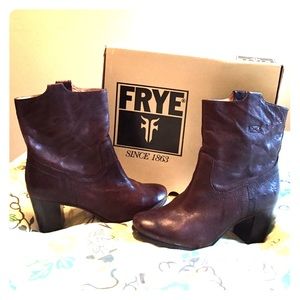 Frye Carson Mid Heel Short