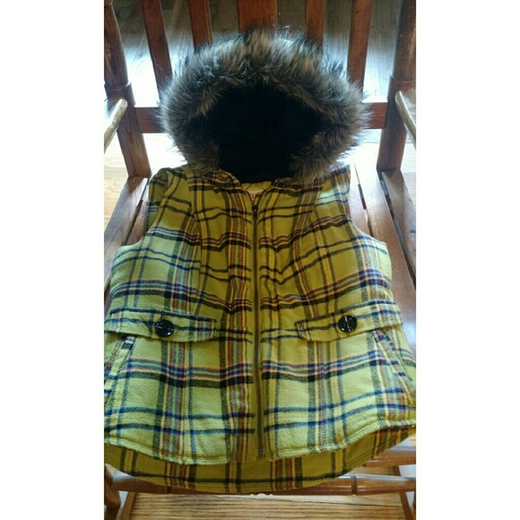 Sleeveless winter jacket with faux fur