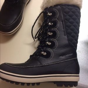 Women's size 7 Helly Hansen Snow Boots