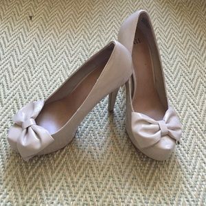 Elle nude bow heels