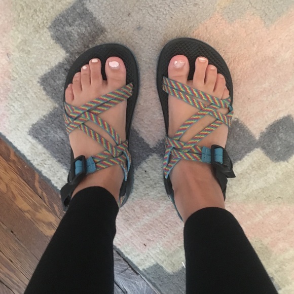 ALMOST NEW CHACOS SIZE 5
