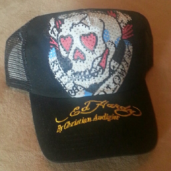 Black basebaal cap.