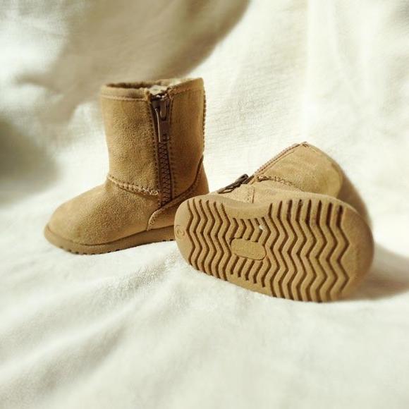 NWOT Faux suede Infant booties with furry lining - Picture 2 of 3