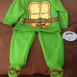 Brand new 6/9 months Nickelodeon Teenage Mutant Ninja Turtle 2 piece feetie outfit