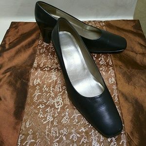 Naturalizer navy leather pumps