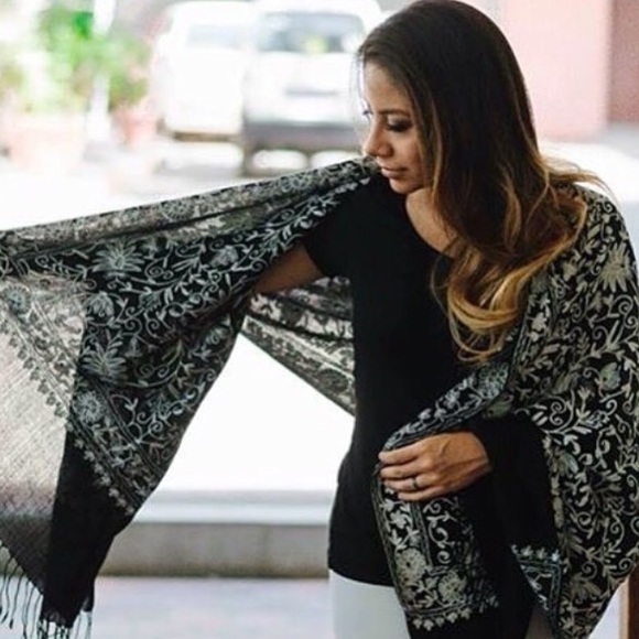 Black and White Ari Shawl