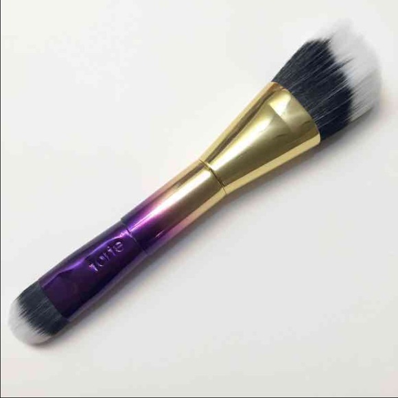 New Tarte Dual-Ended Highlighter Brush
