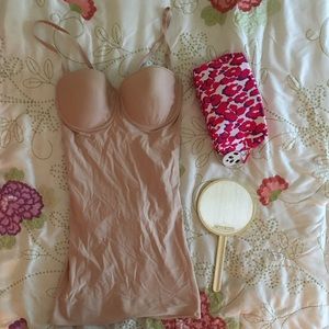 Markdown 🚨 Naomi & Nicole Bra slip