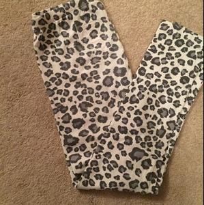 Children's Place snow leopard print leggings. Ivory/gray print. Youth L (10/12)