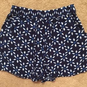 Children's place soft shorts. Blue floral print. Youth M