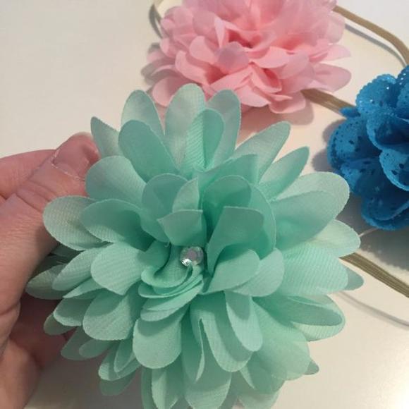 NWOT Set of 3 Baby Flower Headband Bows - Picture 3 of 4